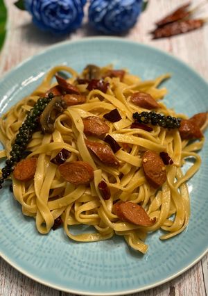 A picture of Linguine with sausages (ลิงกวีนี่ผัดพริกแห้ง).