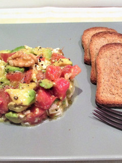 Una foto de Torre de tomate con queso fresco y aguacate
