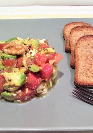 Una foto de Torre de tomate con queso fresco y aguacate
