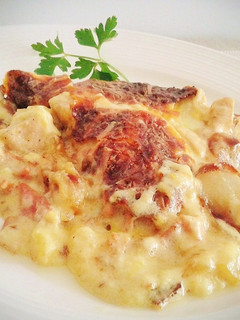 Una foto de Cazuela de patatas con pollo, bacon y bechamel