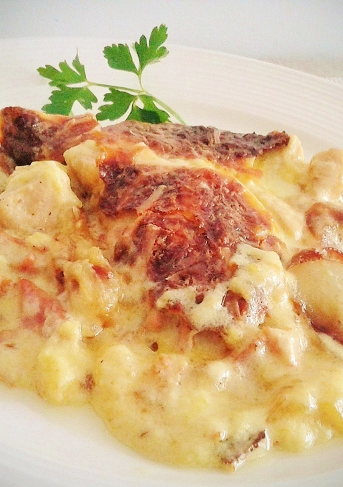 Una foto de Cazuela de patatas con pollo, bacon y bechamel