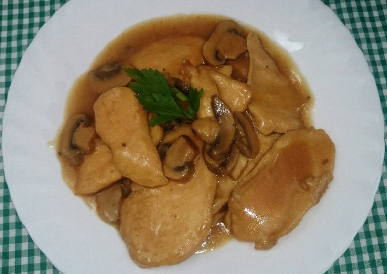 Pechuga de pollo con salsa de manzana y champiñones