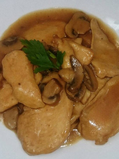Una foto de Pechuga de pollo con salsa de manzana y champiñones