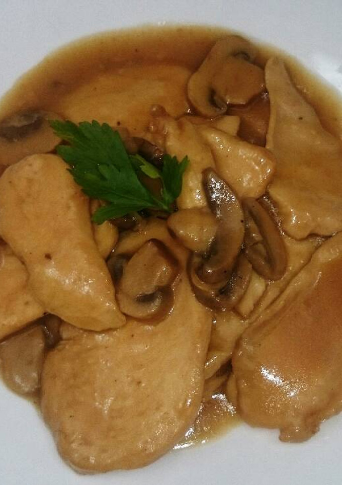 Una foto de Pechuga de pollo con salsa de manzana y champiñones