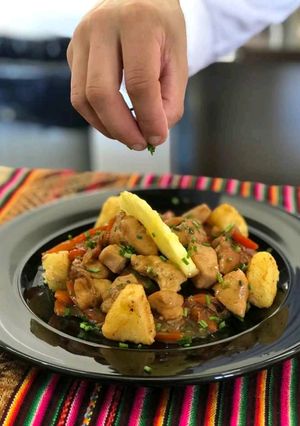 Una foto de Pollo salteado con ananá