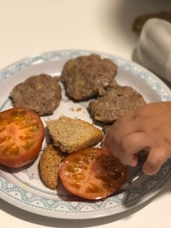 Una foto de Hamburguesas caseras de ternera y magro BLW para Miguel, hechas por Miguel