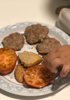 Una foto de Hamburguesas caseras de ternera y magro BLW para Miguel, hechas por Miguel