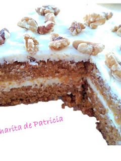 Una foto de Tarta de Carrot Cake con frosting de naranja