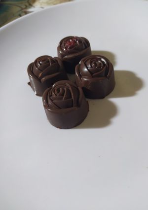 Una foto de Bombones de chocolate rellenos de arándano