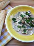 Bacalao con chirlas en salsa al vino blanco para la Semana Santa