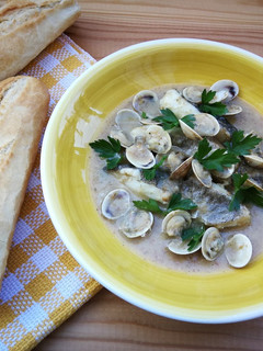 Una foto de Bacalao con chirlas en salsa al vino blanco para la Semana Santa