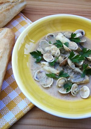 Foto principal de Bacalao con chirlas en salsa al vino blanco para la Semana Santa