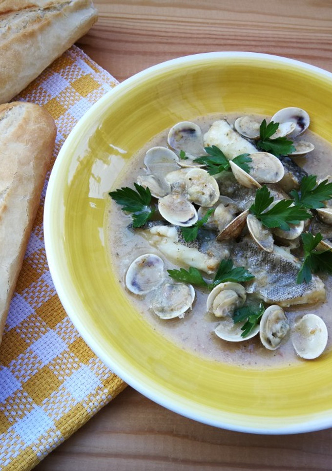 Una foto de Bacalao con chirlas en salsa al vino blanco para la Semana Santa