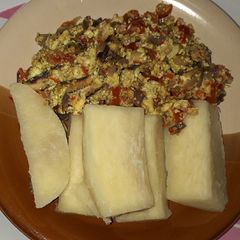 A picture of Boiled yam and egg sauce.