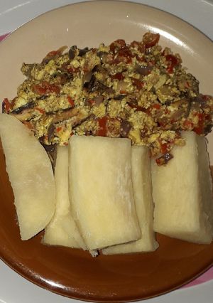 A picture of Boiled yam and egg sauce.