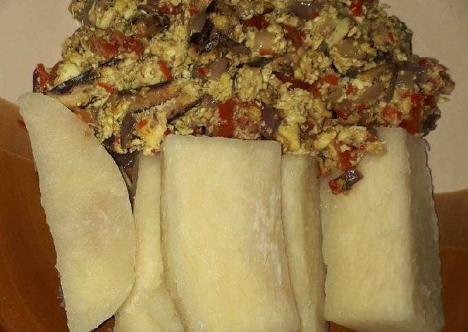 Boiled yam and egg sauce