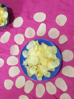 ઈન્સ્ટન્ટ બટાકા વેફર (Instant Bataka Wafer Recipe In Gujarati) રેસીપી મુખ્ય ફોટો