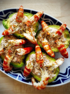 Una foto de Aguacates picantes con langostinos