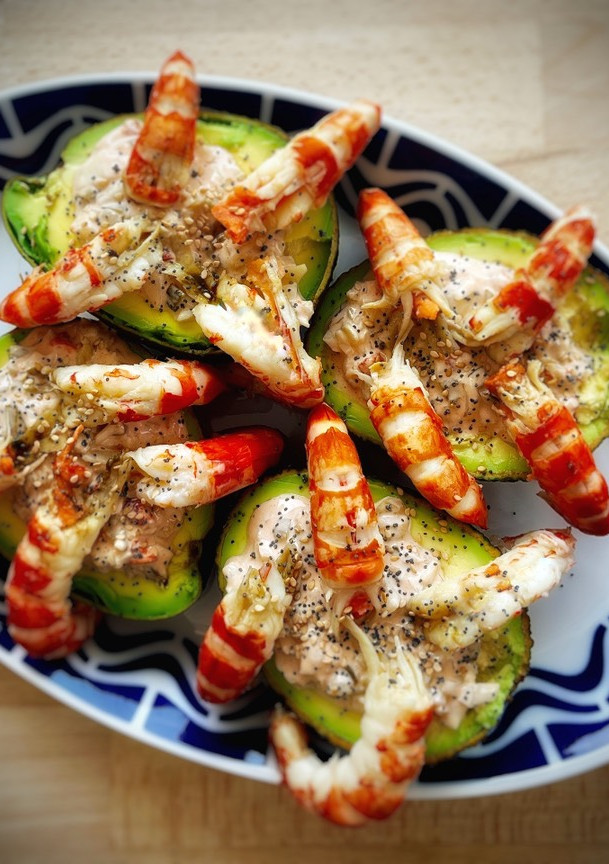 Una foto de Aguacates picantes con langostinos