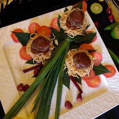 A picture of Noodles nest with minced balls.