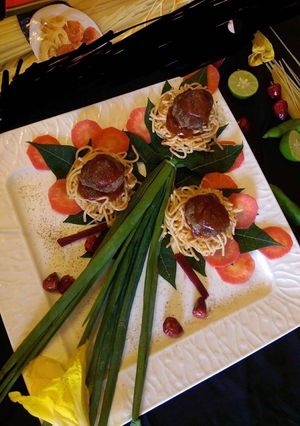 A picture of Noodles nest with minced balls.