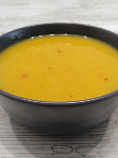 Una foto de Sopa fría de mango y coco