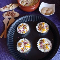 A picture of Mini rasgulla with rabdi.