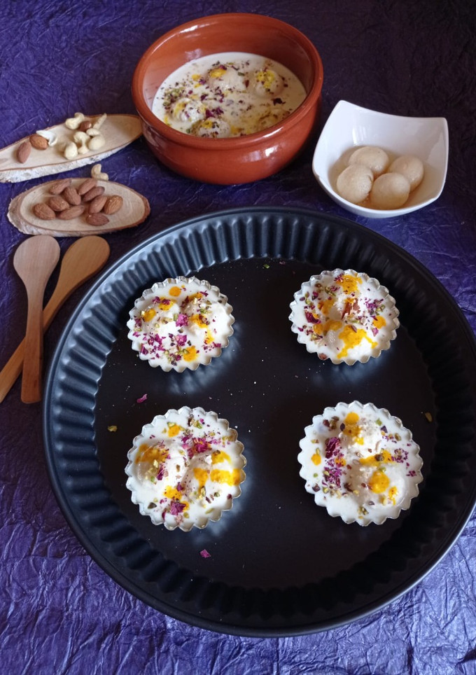 A picture of Mini rasgulla with rabdi.
