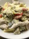 Penne con pollo y vegetales