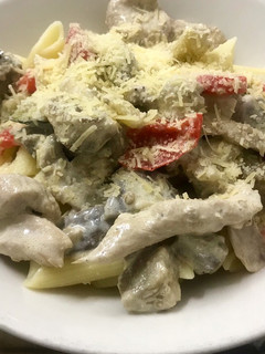 Una foto de Penne con pollo y vegetales
