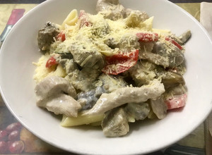 Una foto de Penne con pollo y vegetales