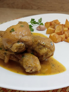 Una foto de Pollo en salsa de almendras garrapiñadas