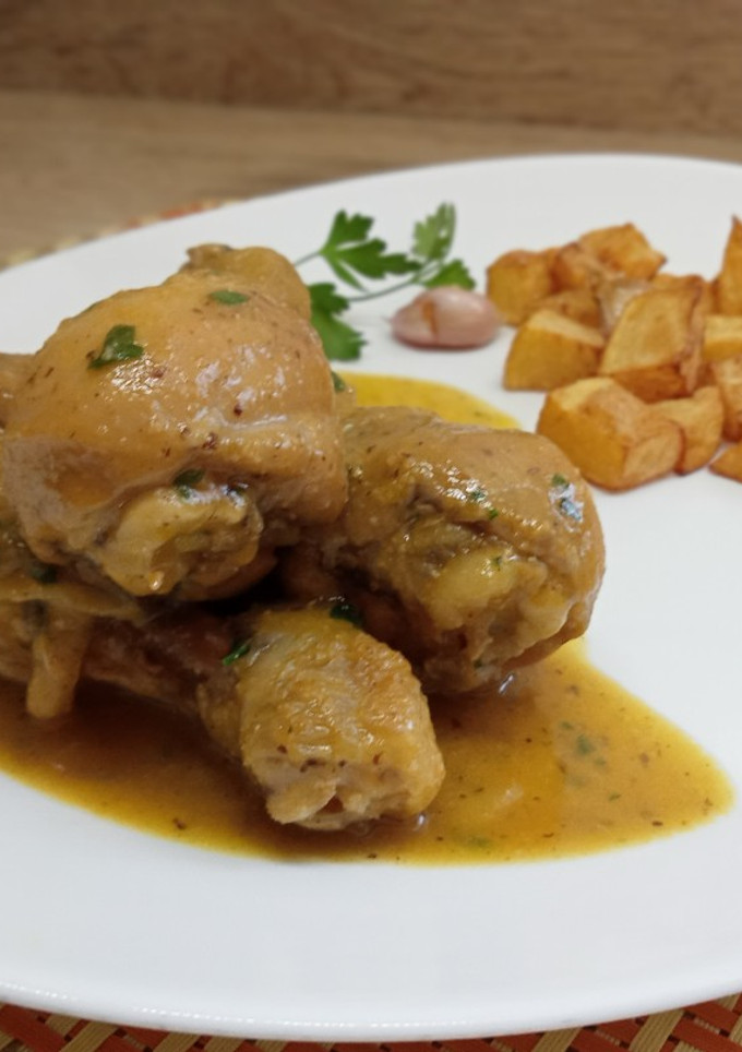 Una foto de Pollo en salsa de almendras garrapiñadas