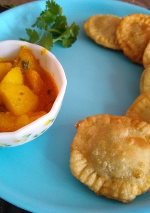 A picture of Matar kachori.