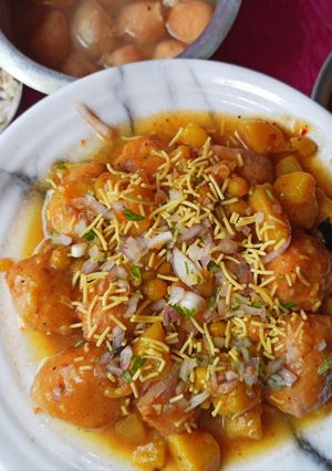 A picture of DahiBaraAlooDum.