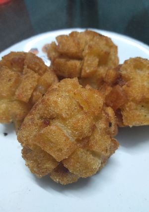 A picture of Chicken Cheese Footballs.
