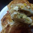 Empanadas de choclo con jardinera y aceitunas