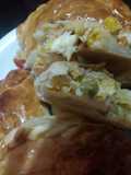Empanadas de choclo con jardinera y aceitunas