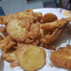 A picture of Aloo k Pakorey.