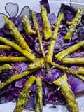 Espárragos y col morada en ensalada