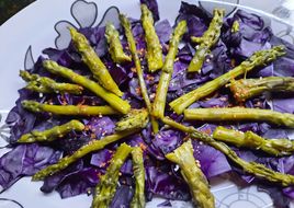 Espárragos y col morada en ensalada