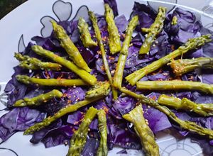 Una foto de Espárragos y col morada en ensalada