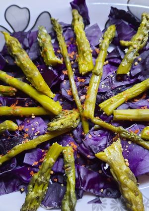 Una foto de Espárragos y col morada en ensalada