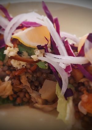 Una foto de Ensalada templada de lentejas, cogollos y ceviche vegano