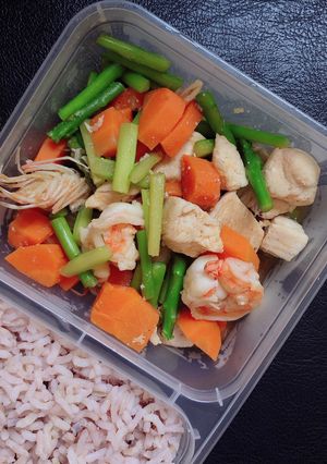 รูปของ ผัดหน่อไม้ฝรั่งอกไก่กุ้งคลีน