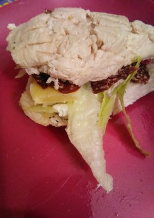 A picture of An actual chicken sandwich 🥪.