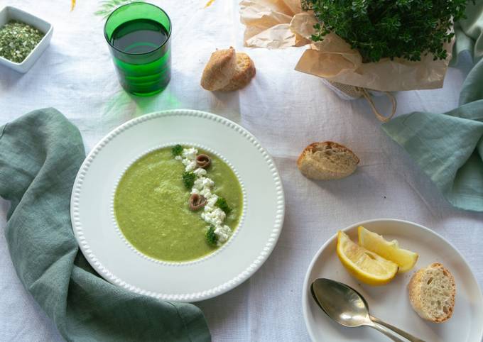 Vellutata di broccoli e porri con feta e acciughe
