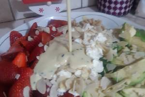 κύρια φωτογραφία συνταγής Μακαρονοσαλάτα με φράουλες, αβοκάντο & σάλτσα γιαουρτιού