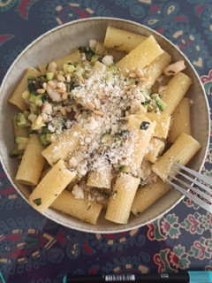 Una foto de Pasta con setas, calabacín y gambitas