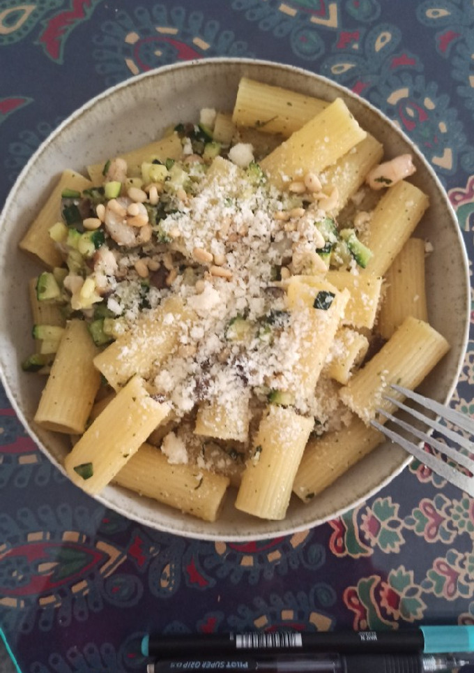 Una foto de Pasta con setas, calabacín y gambitas